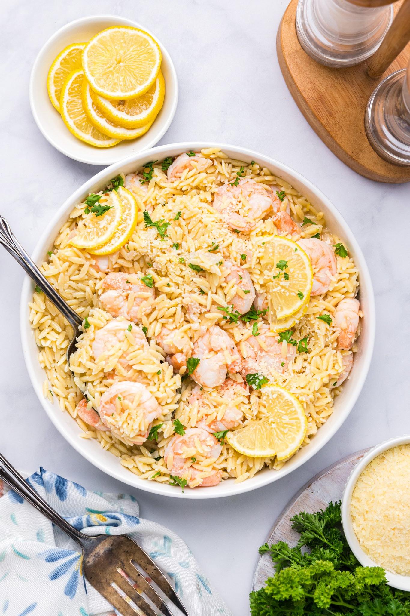 Λεμονάτες Γαρίδες και Κριθαράκι 2 Lemon Shrimp and Orzo with a spoon and lemons