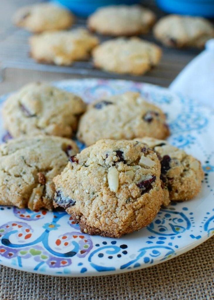 Εύκολα και Υγιεινά Cookies με Καρύδα, Κράνμπερι και Αμύγδαλα: Ιδανικά για τις γιορτές, χωρίς γλουτένη και γαλακτοκομικά.