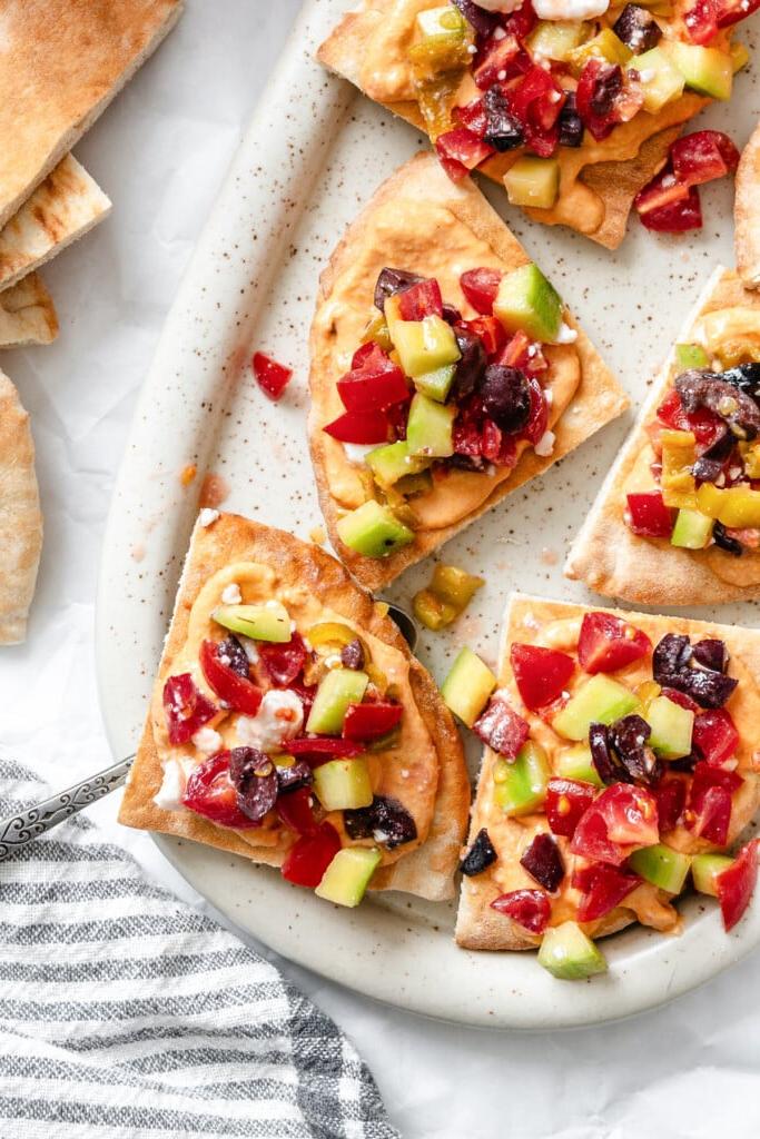 Φορτωμένες Πίτες Χούμους 2 Loaded Hummus Pitas on a white plate