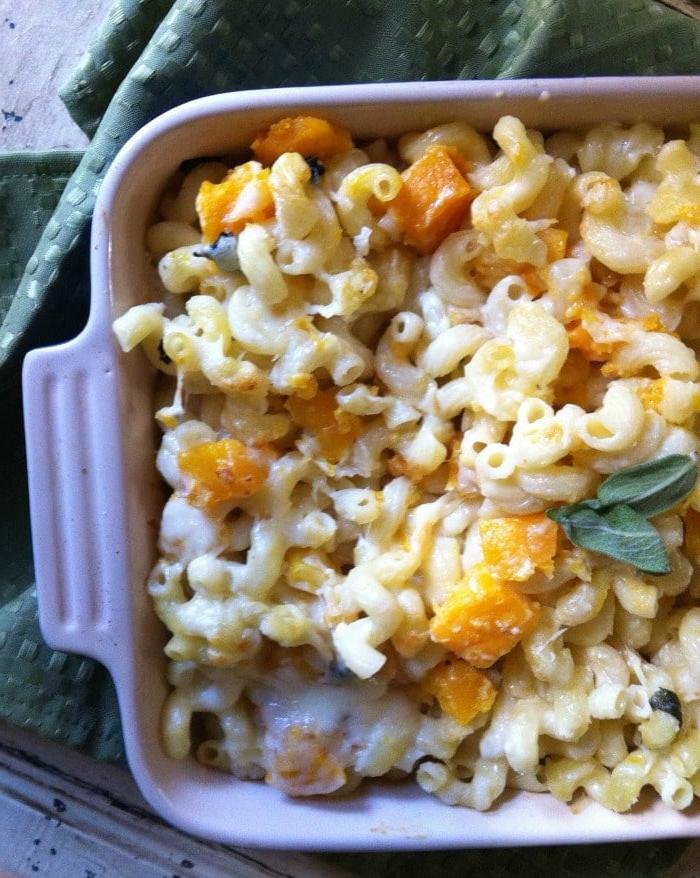 Κρεμώδες Mac & Cheese με ψητή κολοκύθα βουτύρου και φασκόμηλο