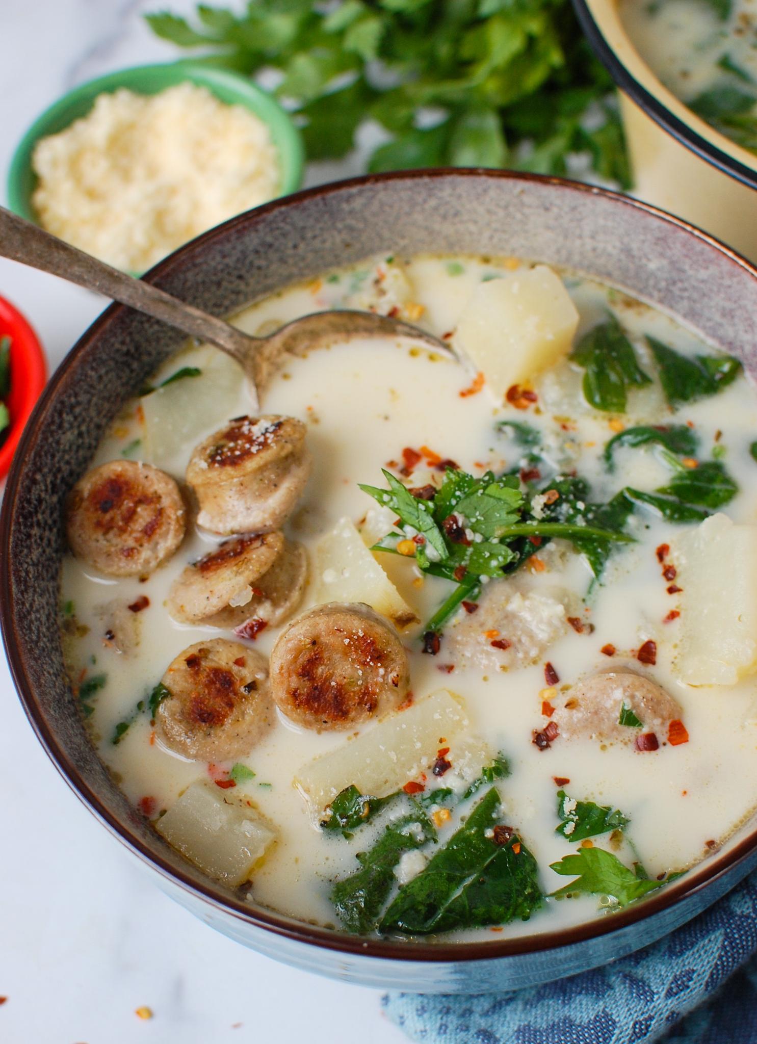 Zuppa Toscana σε Αργό Μαγειρευτήρα με κουτάλι.