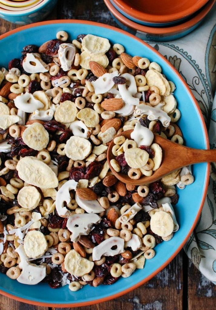 Αυτό το Εύκολο Trail Mix Πρωινού είναι ένα εξαιρετικό πρωινό ή σνακ για το δρόμο, συνδυάζοντας αποξηραμένες μπανάνες (freeze-dried), αμύγδαλα, αποξηραμένα φρούτα, πρέτσελ με επικάλυψη γιαουρτιού, δημητριακά και ινδοκάρυδο. Τα παιδιά το λατρεύουν, όπως και οι ενήλικες!