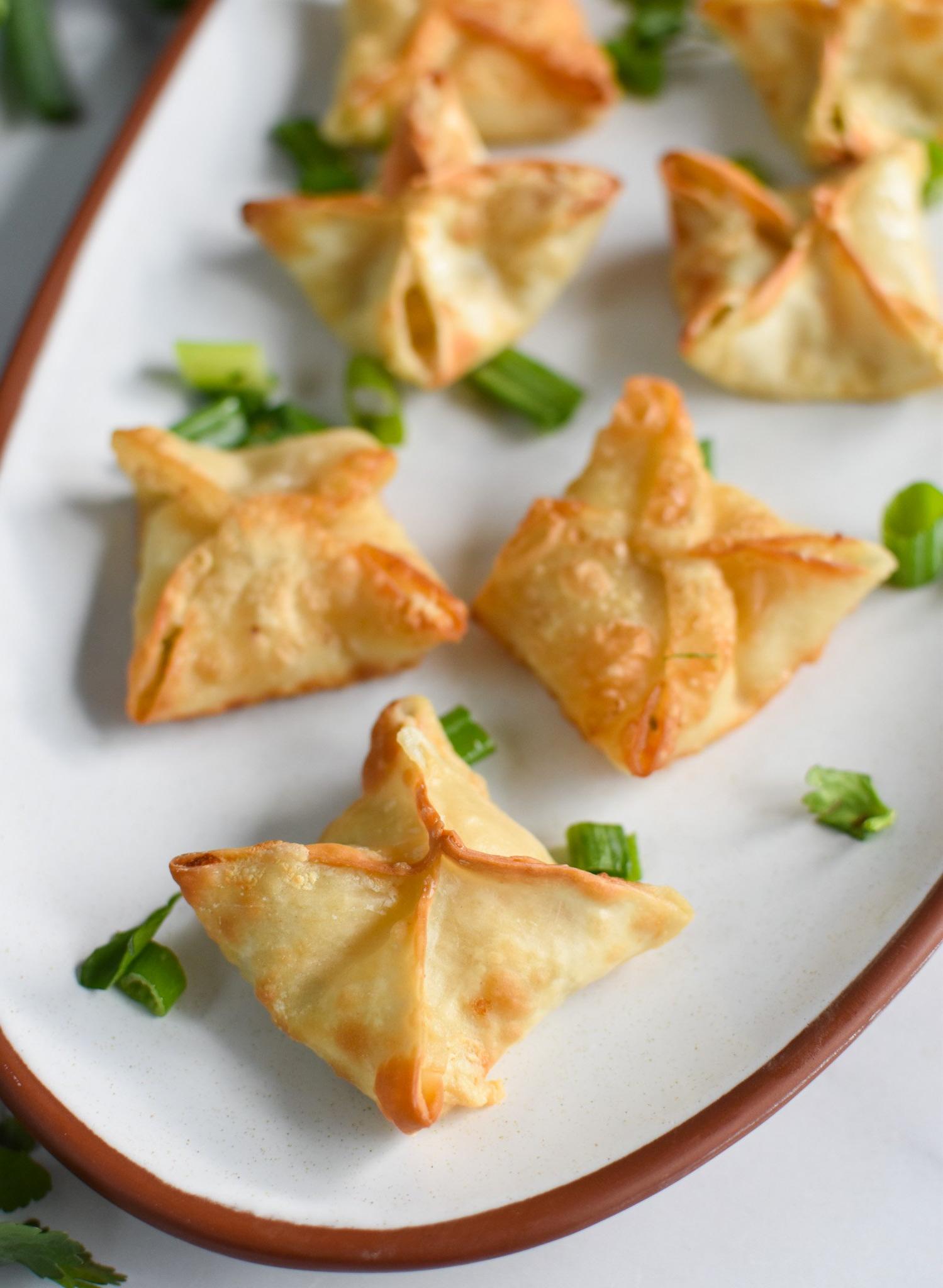 Crab Rangoon στη Φριτέζα Αέρος σε μια λευκή πιατέλα.