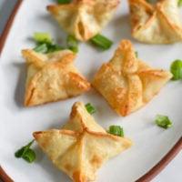 Crab Rangoon στη Φριτέζα Αέρος σε λευκή πιατέλα.