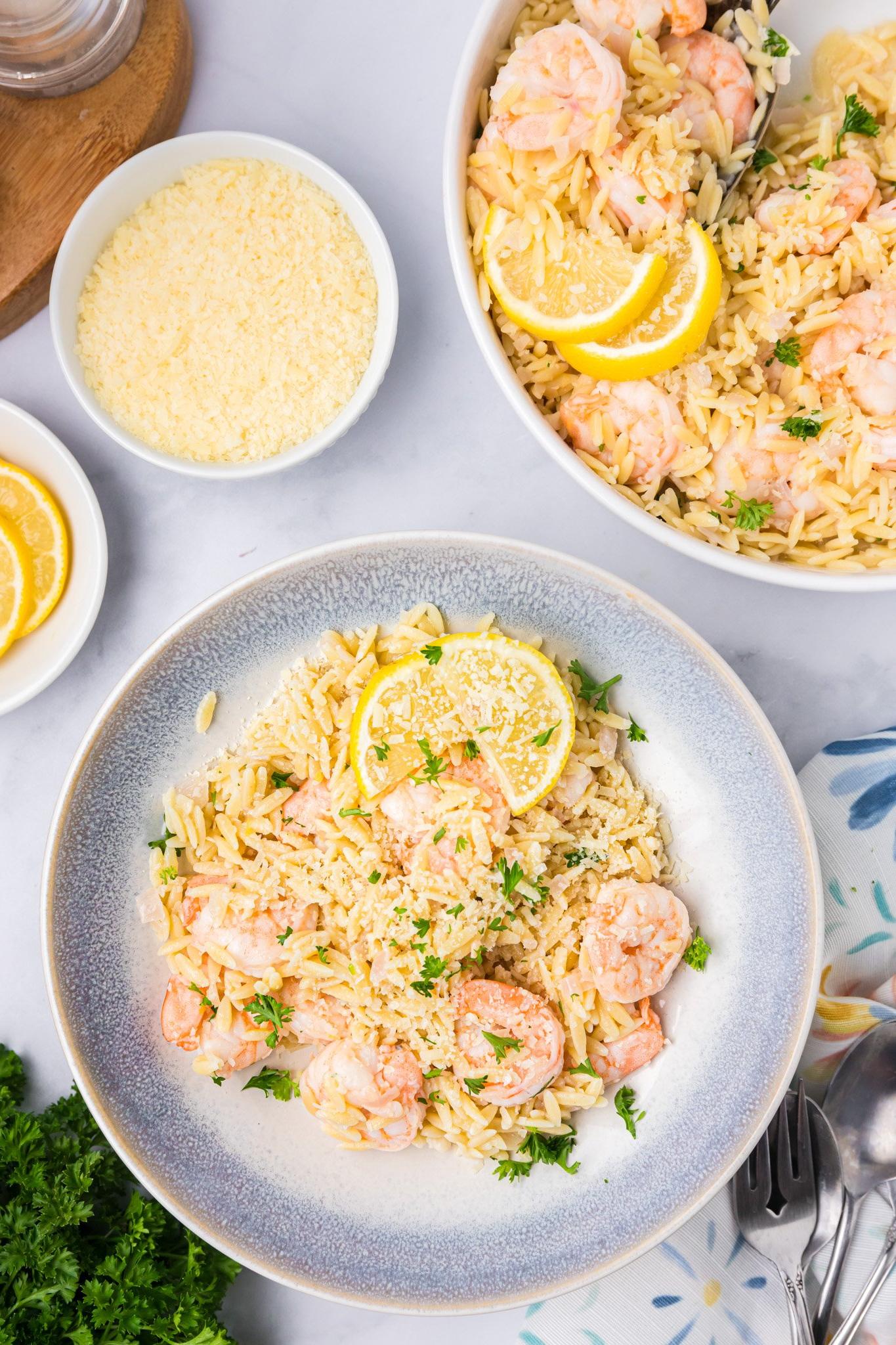 Λεμονάτες Γαρίδες και Κριθαράκι 3 Lemon Shrimp and Orzo in a blue plate