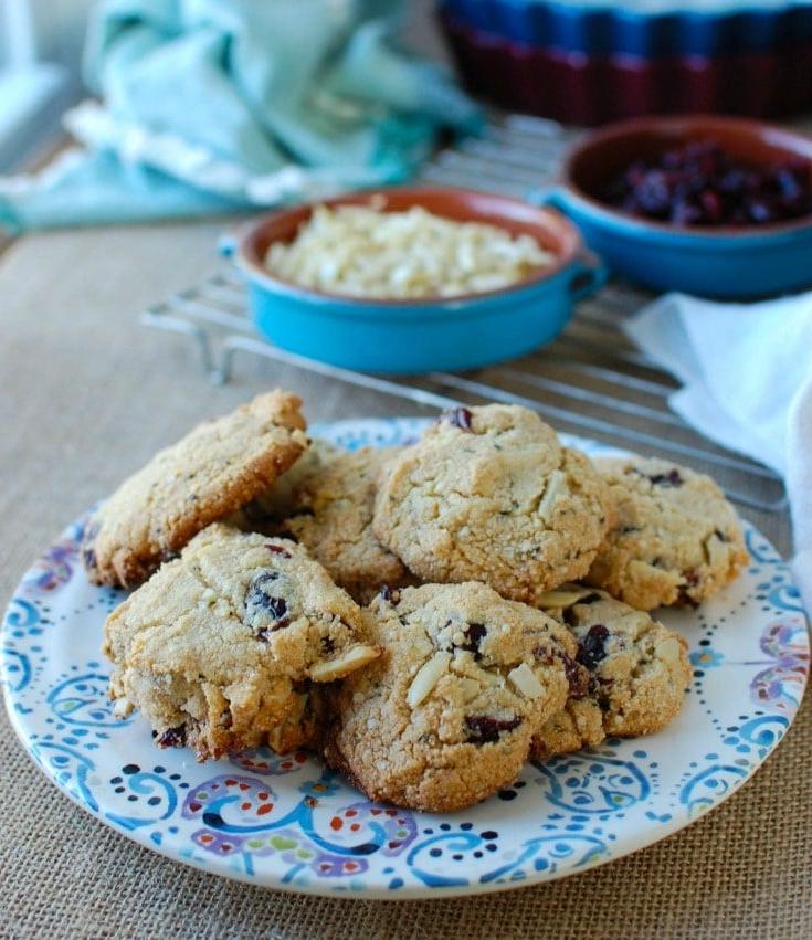 Cookies με Καρύδα, Κράνμπερι και Αμύγδαλα: Η τέλεια ισορροπία γλυκύτητας και υφής για κάθε στιγμή.