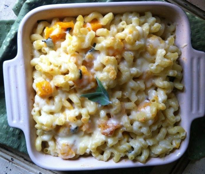 Συνταγή για Mac & Cheese με ψητή κολοκύθα βουτύρου και φασκόμηλο