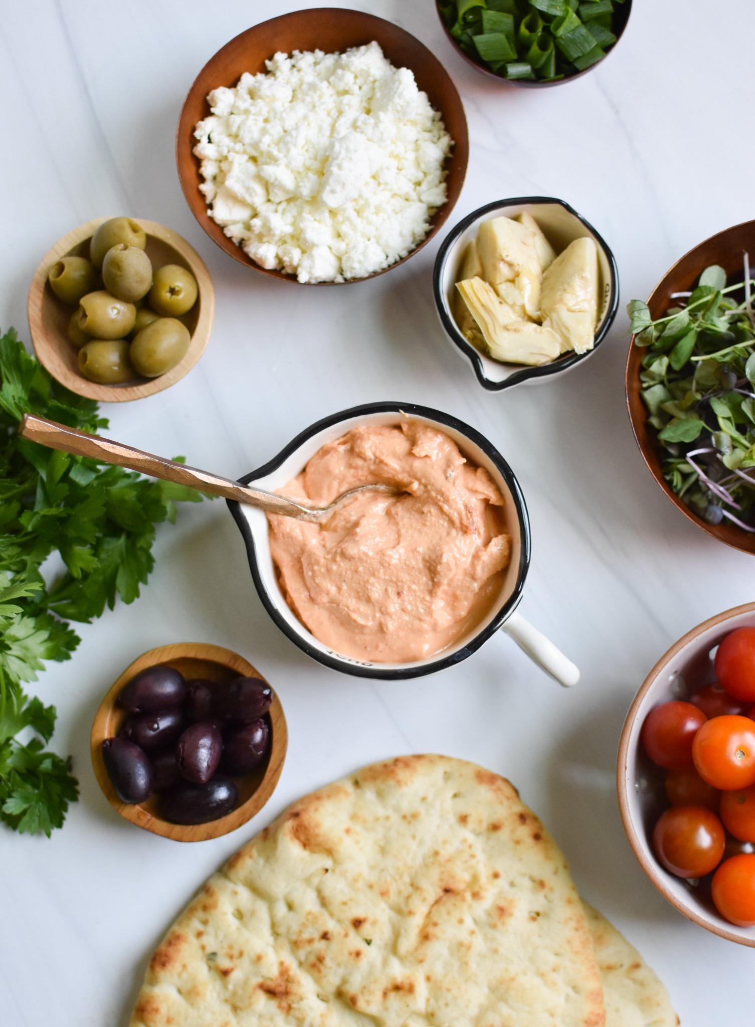 Μεσογειακή Πίτσα Naan με όλα τα υλικά έτοιμα για συναρμολόγηση.
