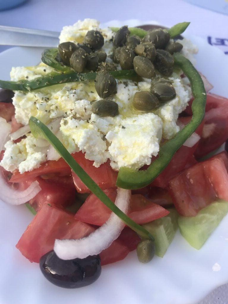 Ελληνική Σαλάτα Κινόα 3 Ελληνική Σαλάτα σε λευκό μπολ