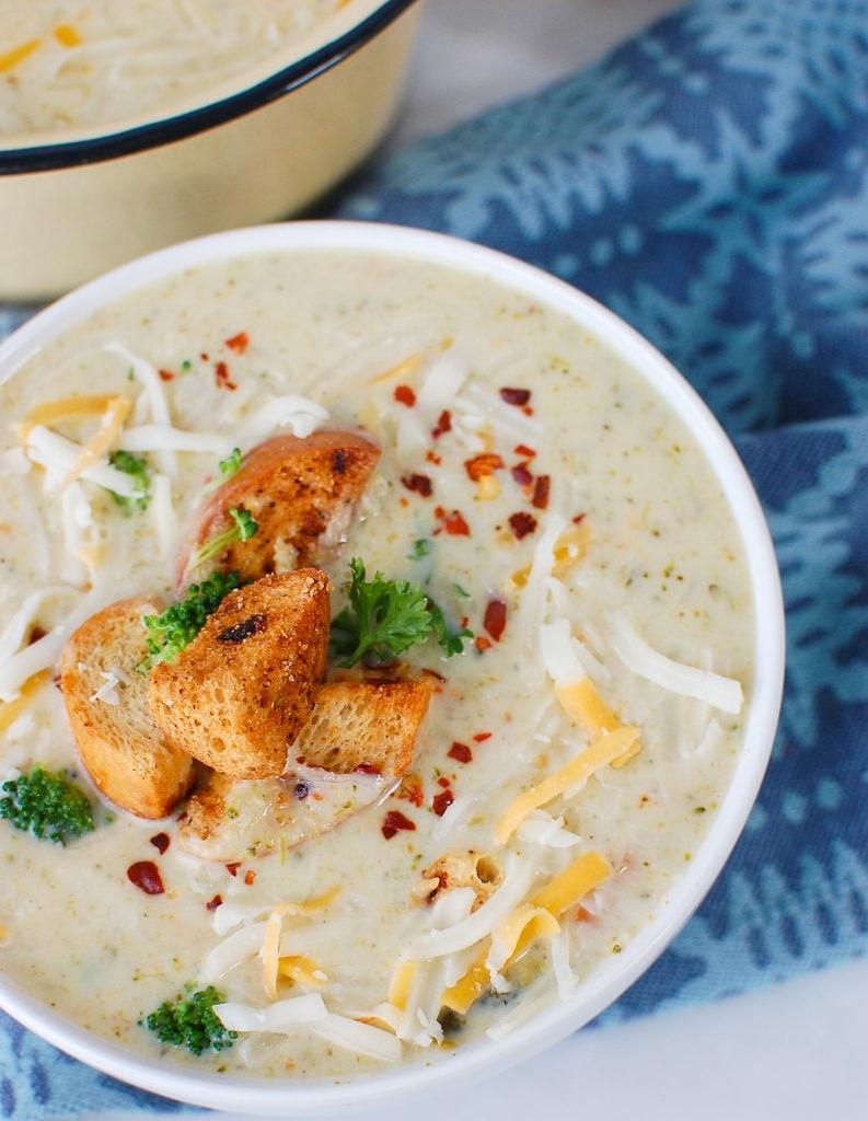 Σούπα Μπρόκολου με Τυρί στην Instant Pot σε Λευκό Μπολ