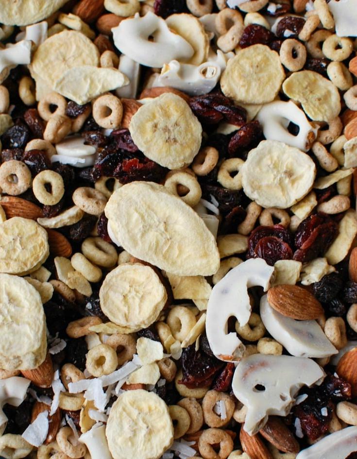 Αυτό το Εύκολο Trail Mix Πρωινού είναι ένα εξαιρετικό πρωινό ή σνακ για το δρόμο, συνδυάζοντας αποξηραμένες μπανάνες (freeze-dried), αμύγδαλα, αποξηραμένα φρούτα, πρέτσελ με επικάλυψη γιαουρτιού, δημητριακά και ινδοκάρυδο. Τα παιδιά το λατρεύουν, όπως και οι ενήλικες!