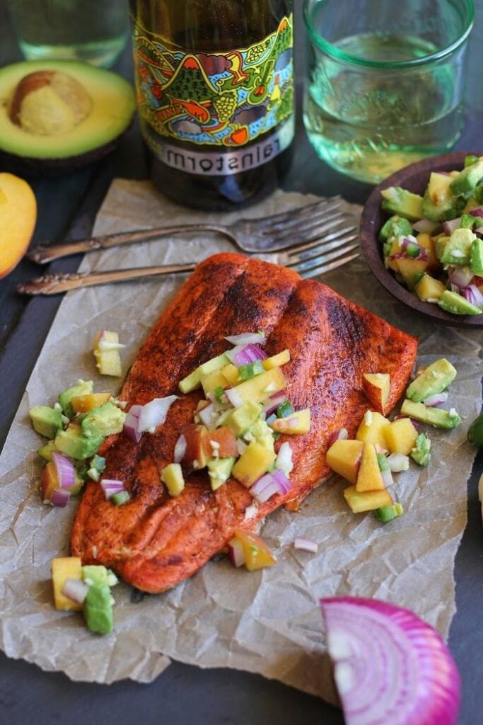Καπνιστός Ψητός Σολομός Sockeye με Σάλτσα Ροδάκινο-Αβοκάντο
