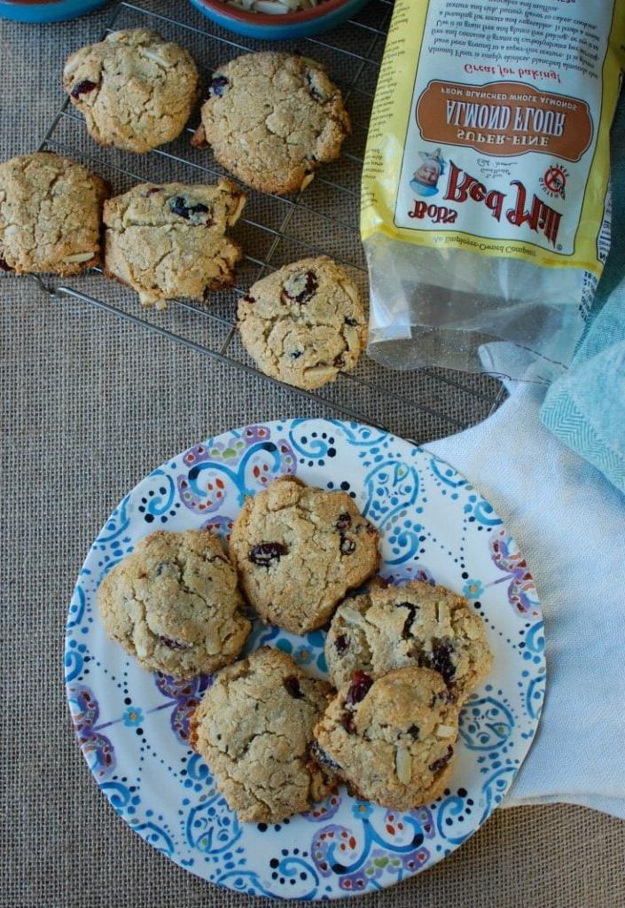 Γευστικά cookies με αμύγδαλο, κράνμπερι και καρύδα, ιδανικά για υγιεινά και χορταστικά σνακ.