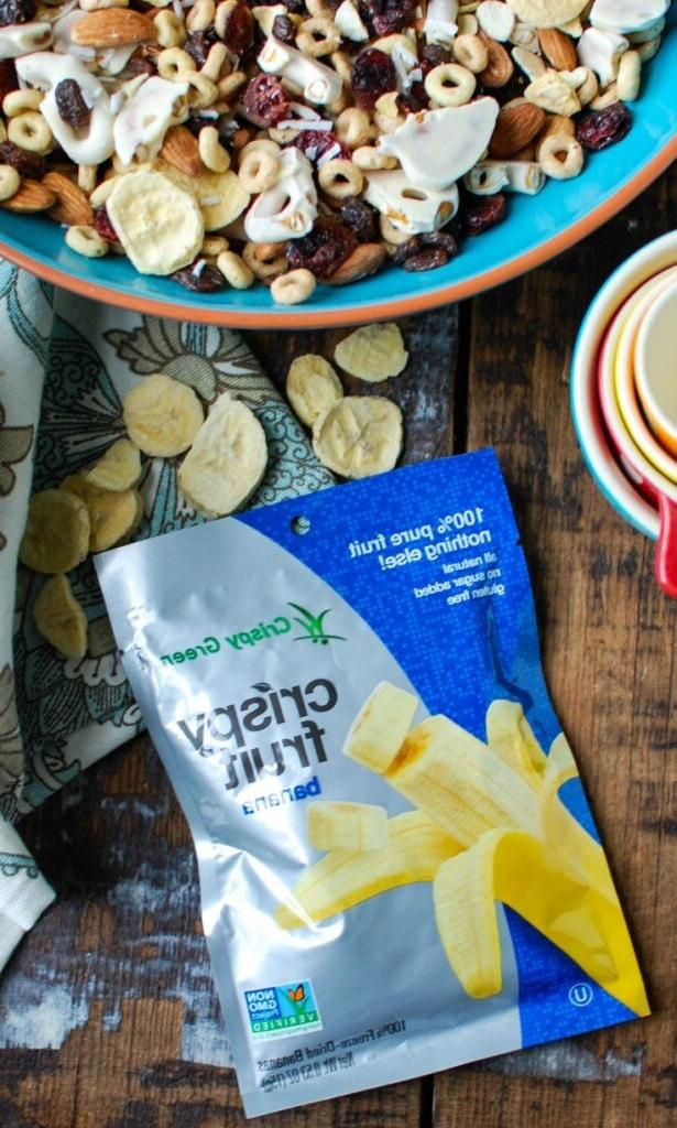 Αυτό το Εύκολο Trail Mix Πρωινού είναι ένα εξαιρετικό πρωινό ή σνακ για το δρόμο, συνδυάζοντας αποξηραμένες μπανάνες (freeze-dried), αμύγδαλα, αποξηραμένα φρούτα, πρέτσελ με επικάλυψη γιαουρτιού, δημητριακά και ινδοκάρυδο. Τα παιδιά το λατρεύουν, όπως και οι ενήλικες!