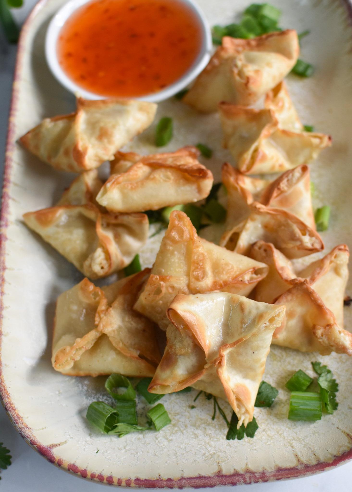 Crab Rangoon στη Φριτέζα Αέρος σε ένα λευκό πιάτο.