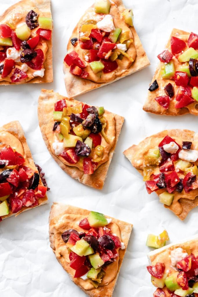 Φορτωμένες Πίτες Χούμους 5 Loaded Hummus Pitas on a platter
