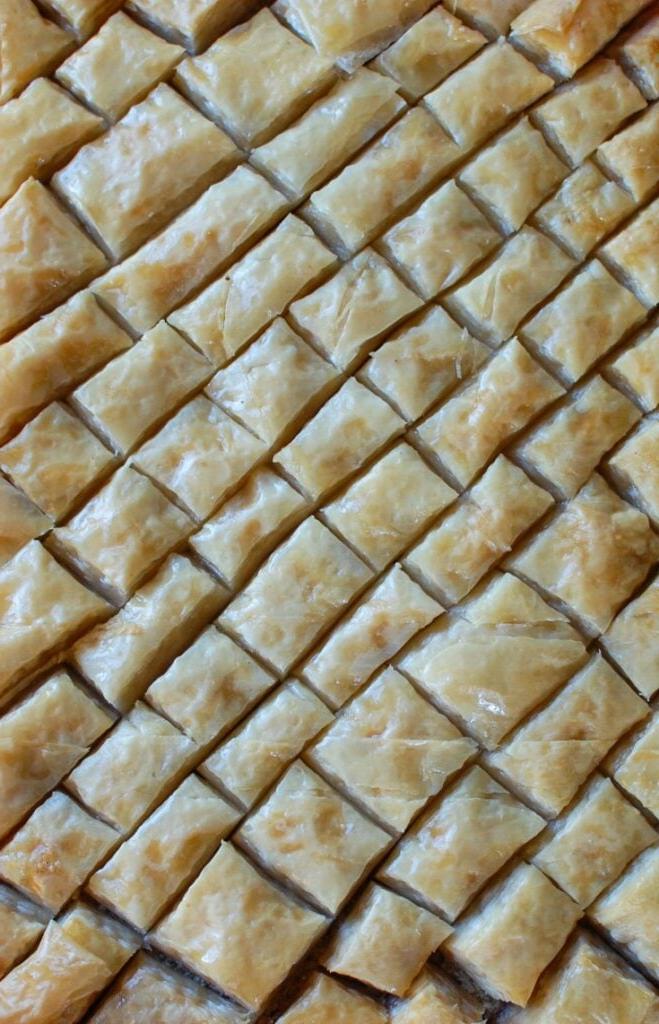 Πώς να φτιάξετε Μπακλαβά 5 Αν έχετε δοκιμάσει ποτέ μπακλαβά, ειδικά κατά τη διάρκεια των γιορτών, τότε σίγουρα γνωρίζετε πόσο εκπληκτικά νόστιμος είναι. Ετοιμαστείτε να ανακαλύψετε πώς να φτιάξετε τον δικό σας, παραδοσιακό μπακλαβά και να εντυπωσιάσετε όλους τους καλεσμένους σας.