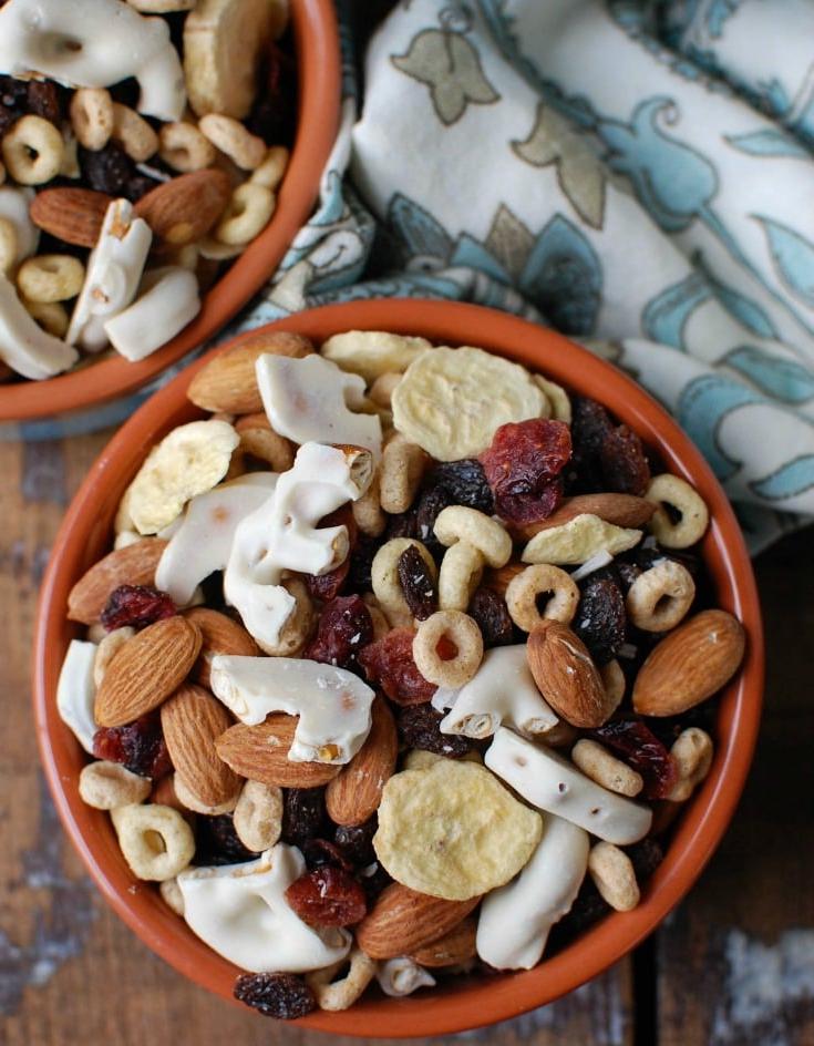 Αυτό το Εύκολο Trail Mix Πρωινού είναι ένα εξαιρετικό πρωινό ή σνακ για το δρόμο, συνδυάζοντας αποξηραμένες μπανάνες (freeze-dried), αμύγδαλα, αποξηραμένα φρούτα, πρέτσελ με επικάλυψη γιαουρτιού, δημητριακά και ινδοκάρυδο. Τα παιδιά το λατρεύουν, όπως και οι ενήλικες!