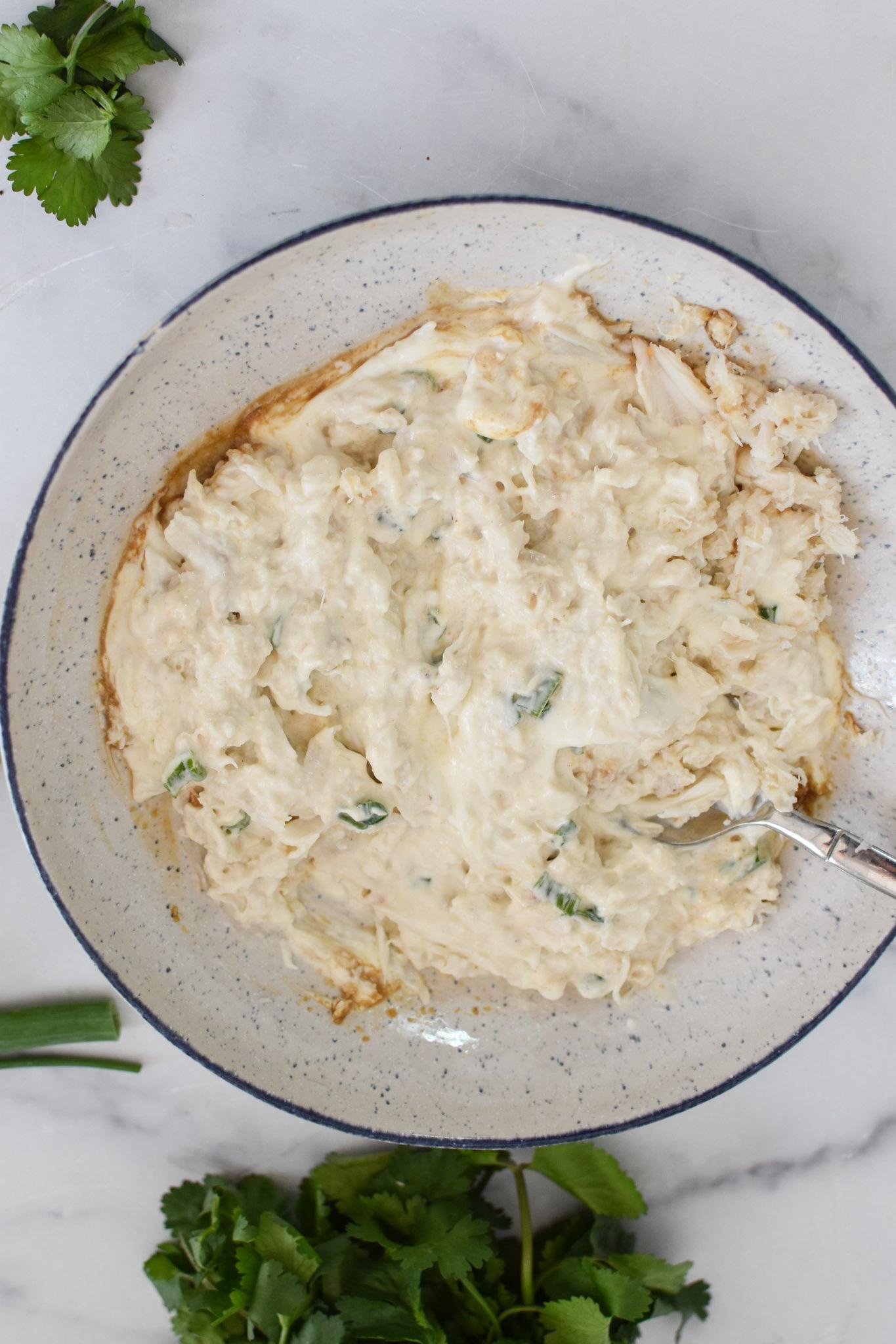 Μείγμα καβουριού για Crab Rangoon στη Φριτέζα Αέρος σε ένα μπολ.