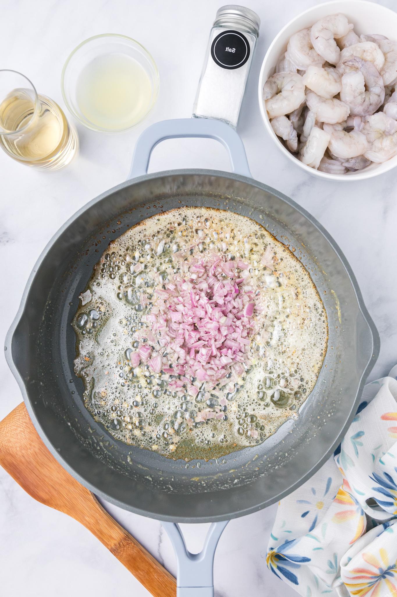 Λεμονάτες Γαρίδες και Κριθαράκι 6 Lemon Shrimp and Orzo shallots in a pan