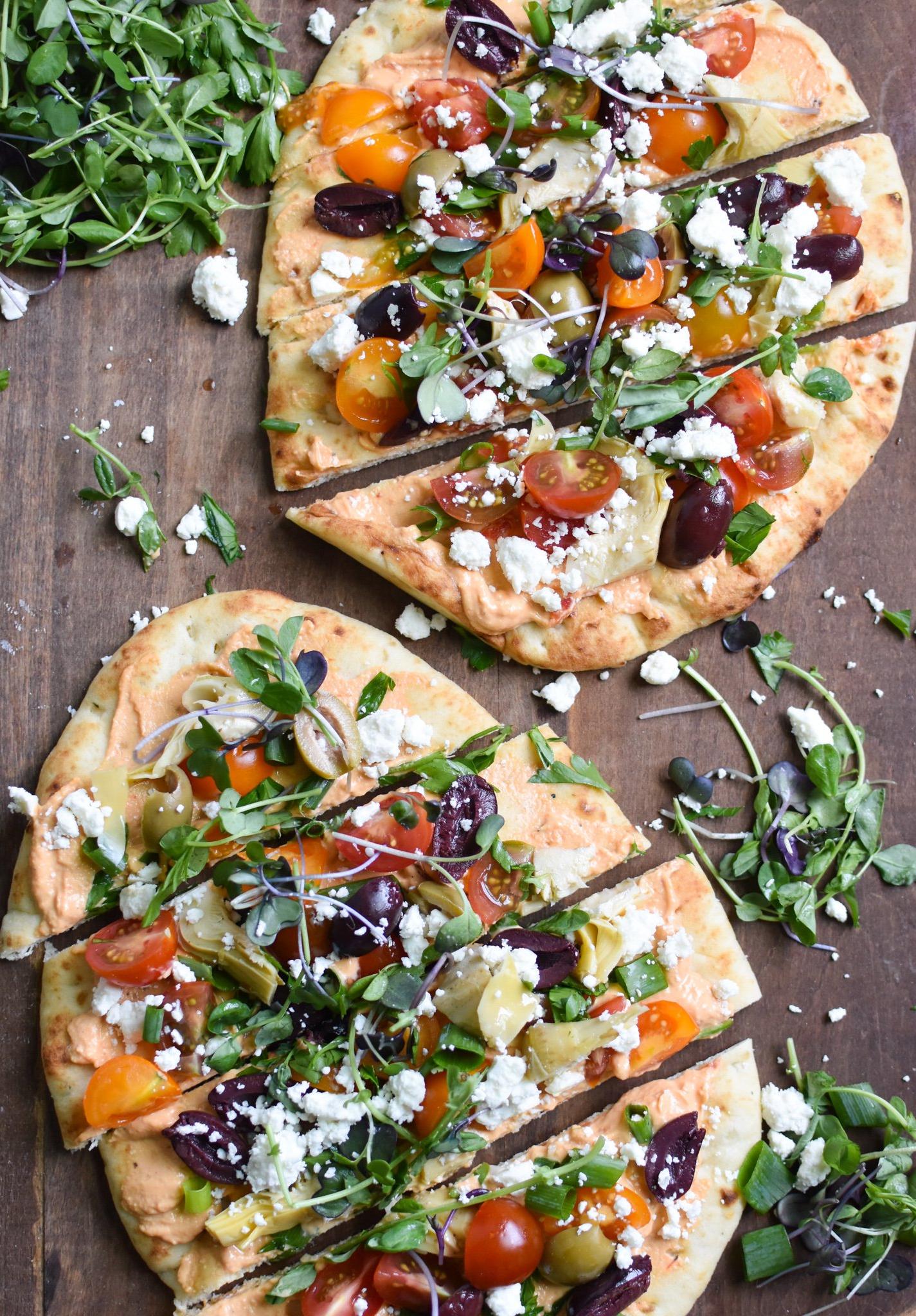 Μεσογειακή Πίτσα Naan με πράσινα λαχανικά.