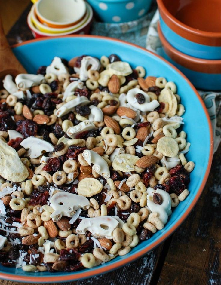 Αυτό το Εύκολο Trail Mix Πρωινού είναι ένα εξαιρετικό πρωινό ή σνακ για το δρόμο, συνδυάζοντας αποξηραμένες μπανάνες (freeze-dried), αμύγδαλα, αποξηραμένα φρούτα, πρέτσελ με επικάλυψη γιαουρτιού, δημητριακά και ινδοκάρυδο. Τα παιδιά το λατρεύουν, όπως και οι ενήλικες!