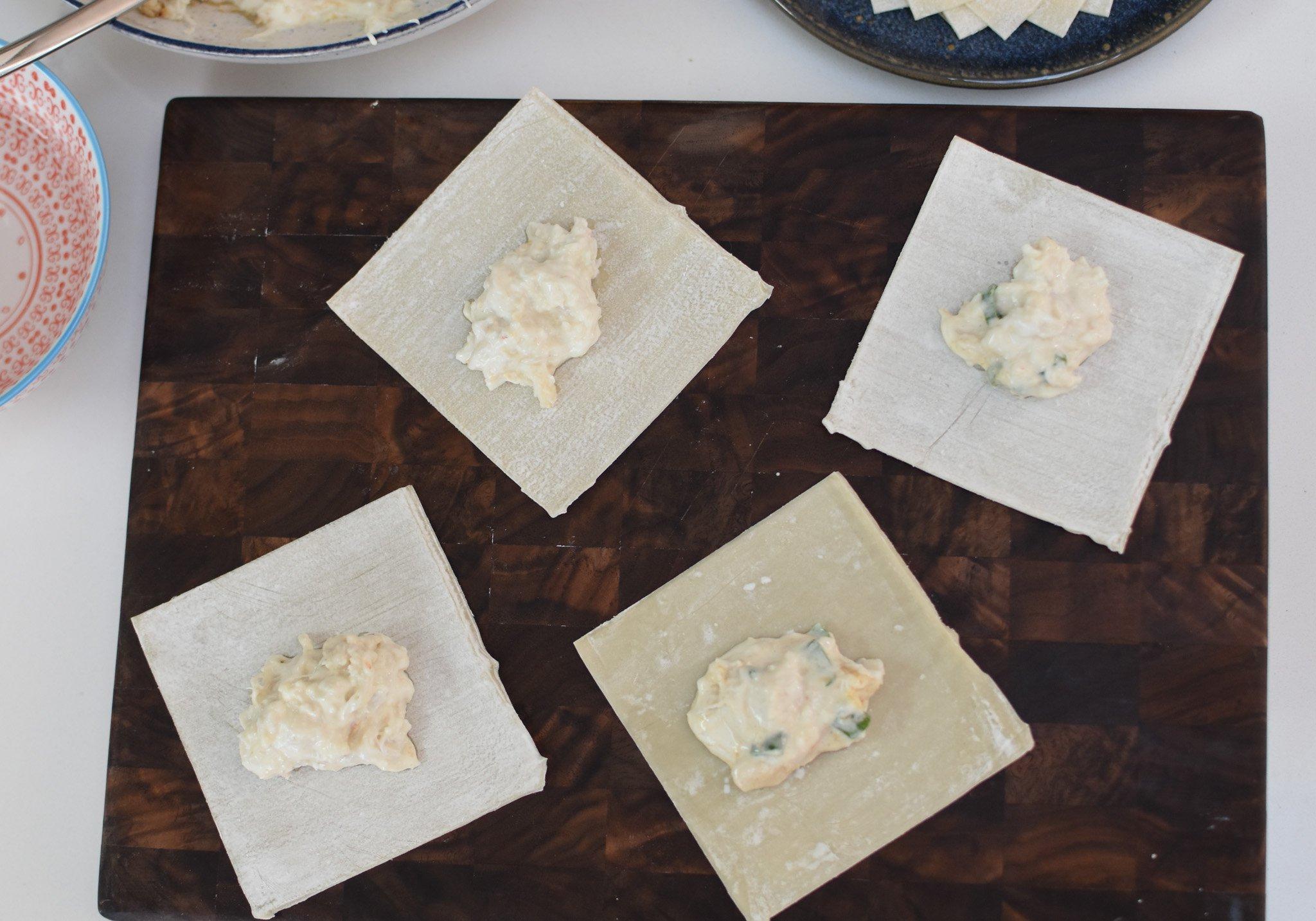 Μείγμα καβουριού για Crab Rangoon σε ένα φύλλο wonton.