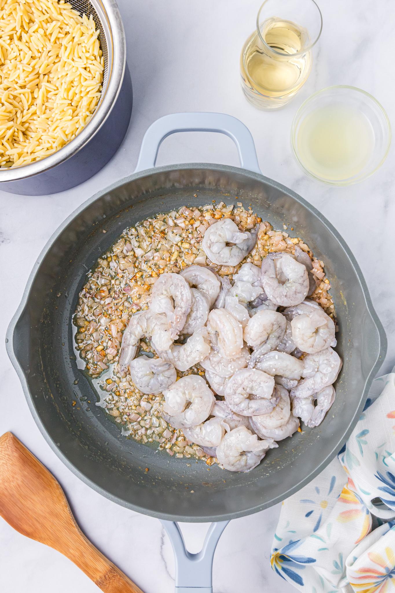 Λεμονάτες Γαρίδες και Κριθαράκι 7 Lemon Shrimp and Orzo in a skillet
