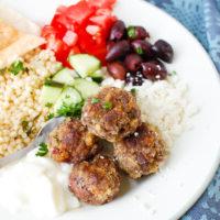 Ελληνικοί Κεφτέδες 7 Ελληνικά Κεφτεδάκια σε λευκό πιάτο