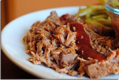 Ζουμερό χοιρινό pulled pork με σάλτσα BBQ
