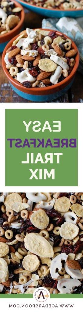 Αυτό το Εύκολο Trail Mix Πρωινού είναι ένα εξαιρετικό πρωινό ή σνακ για το δρόμο, συνδυάζοντας αποξηραμένες μπανάνες (freeze-dried), αμύγδαλα, αποξηραμένα φρούτα, πρέτσελ με επικάλυψη γιαουρτιού, δημητριακά και ινδοκάρυδο. Τα παιδιά το λατρεύουν, όπως και οι ενήλικες!
