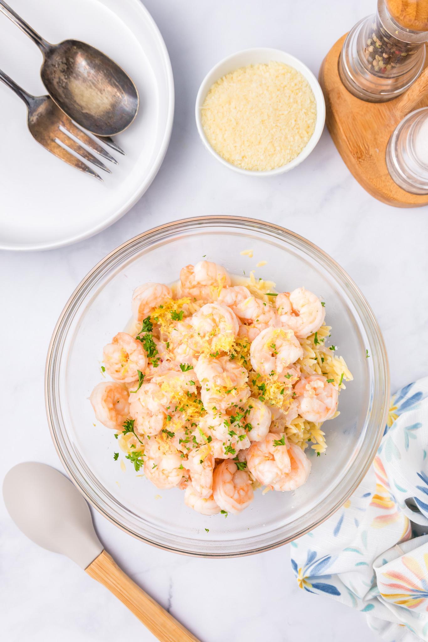 Λεμονάτες Γαρίδες και Κριθαράκι 8 Lemon Shrimp and Orzo in a bowl