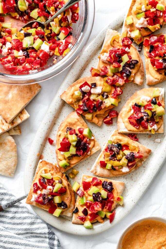 Φορτωμένες Πίτες Χούμους 8 Loaded Hummus Pitas on a white plate