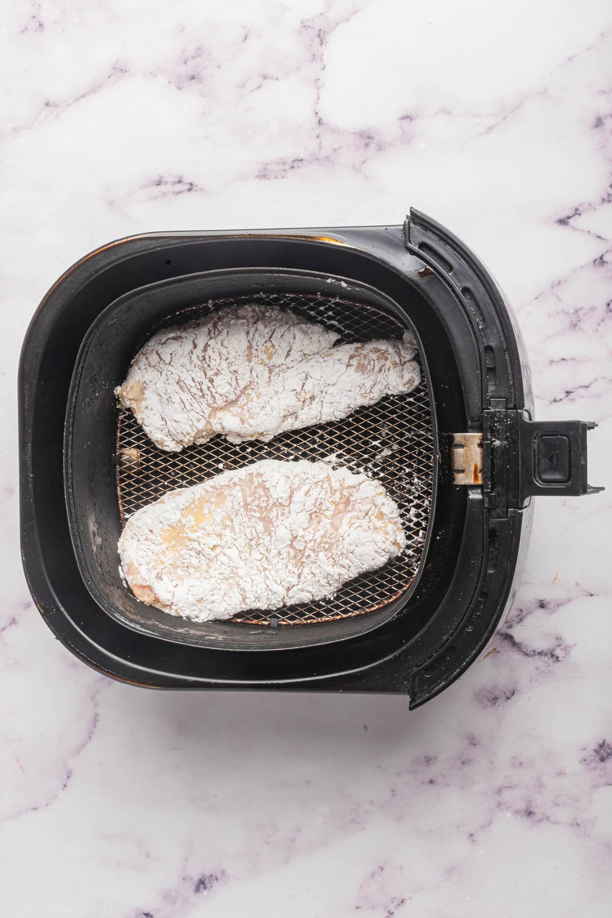 Στήθος Κοτόπουλου στο Air Fryer σε καλάθι air fryer