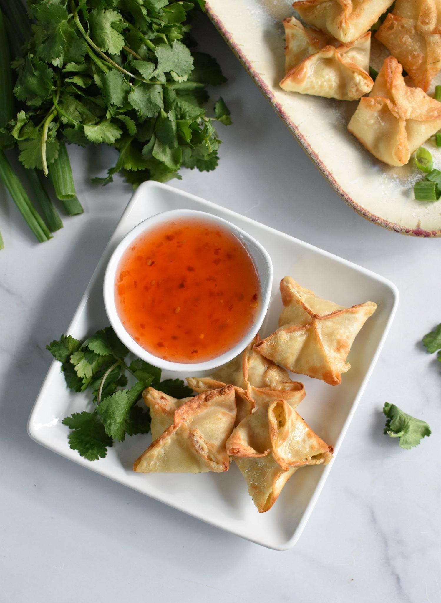 Crab Rangoon στη Φριτέζα Αέρος σε τετράγωνο πιάτο.