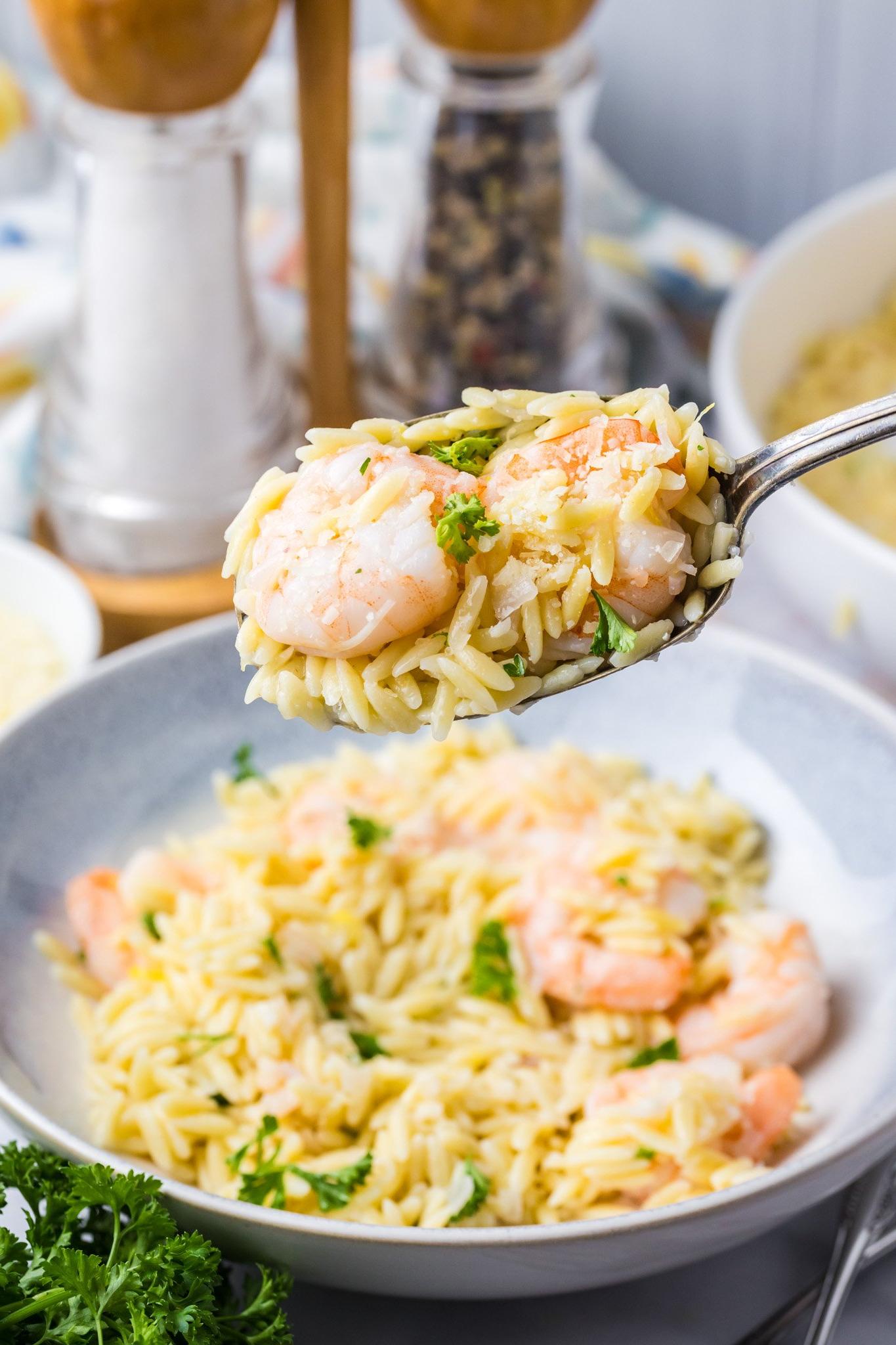 Λεμονάτες Γαρίδες και Κριθαράκι 9 Lemon Shrimp and Orzo with shrimp on a spoon