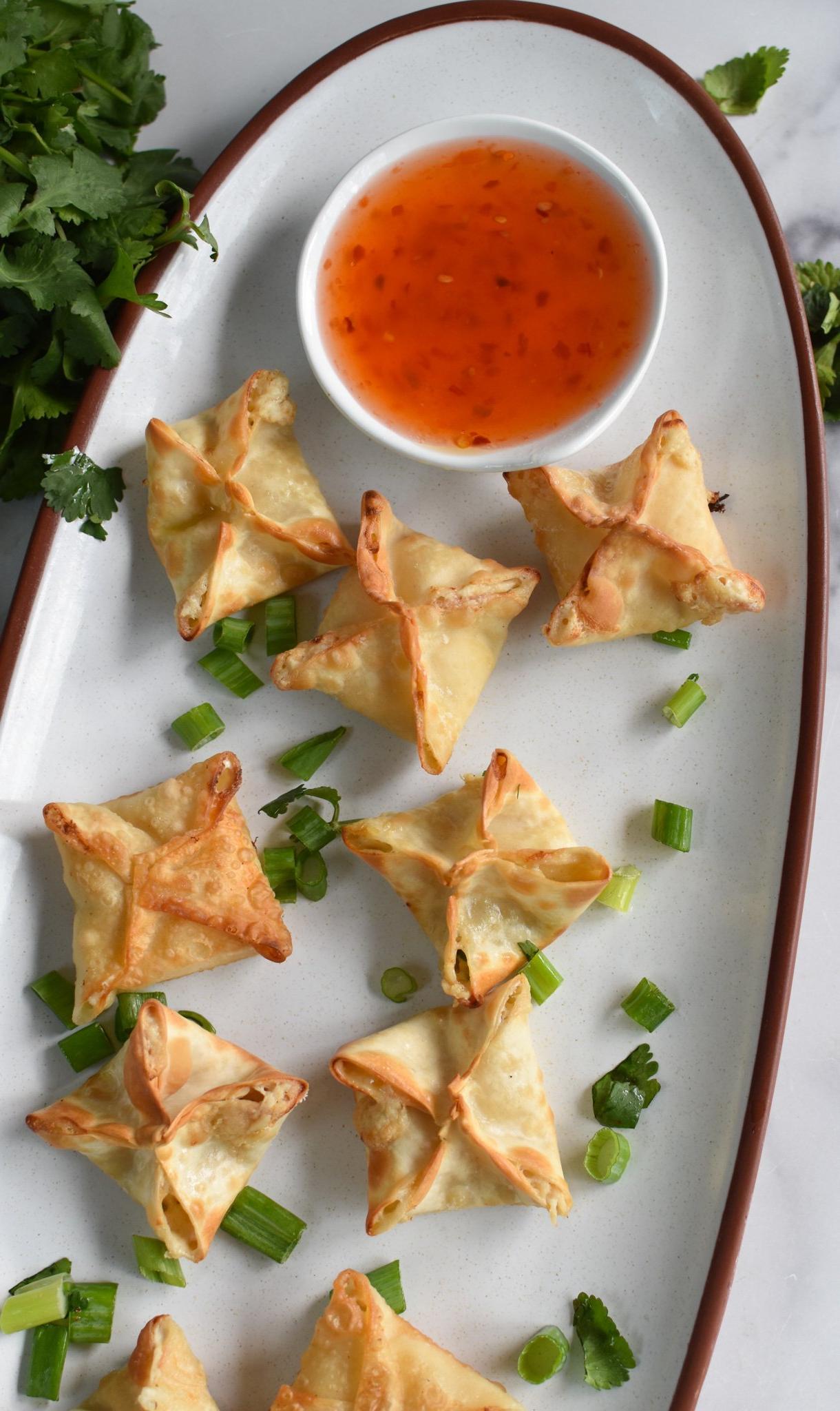 Crab Rangoon στη Φριτέζα Αέρος σε μακριά πιατέλα.