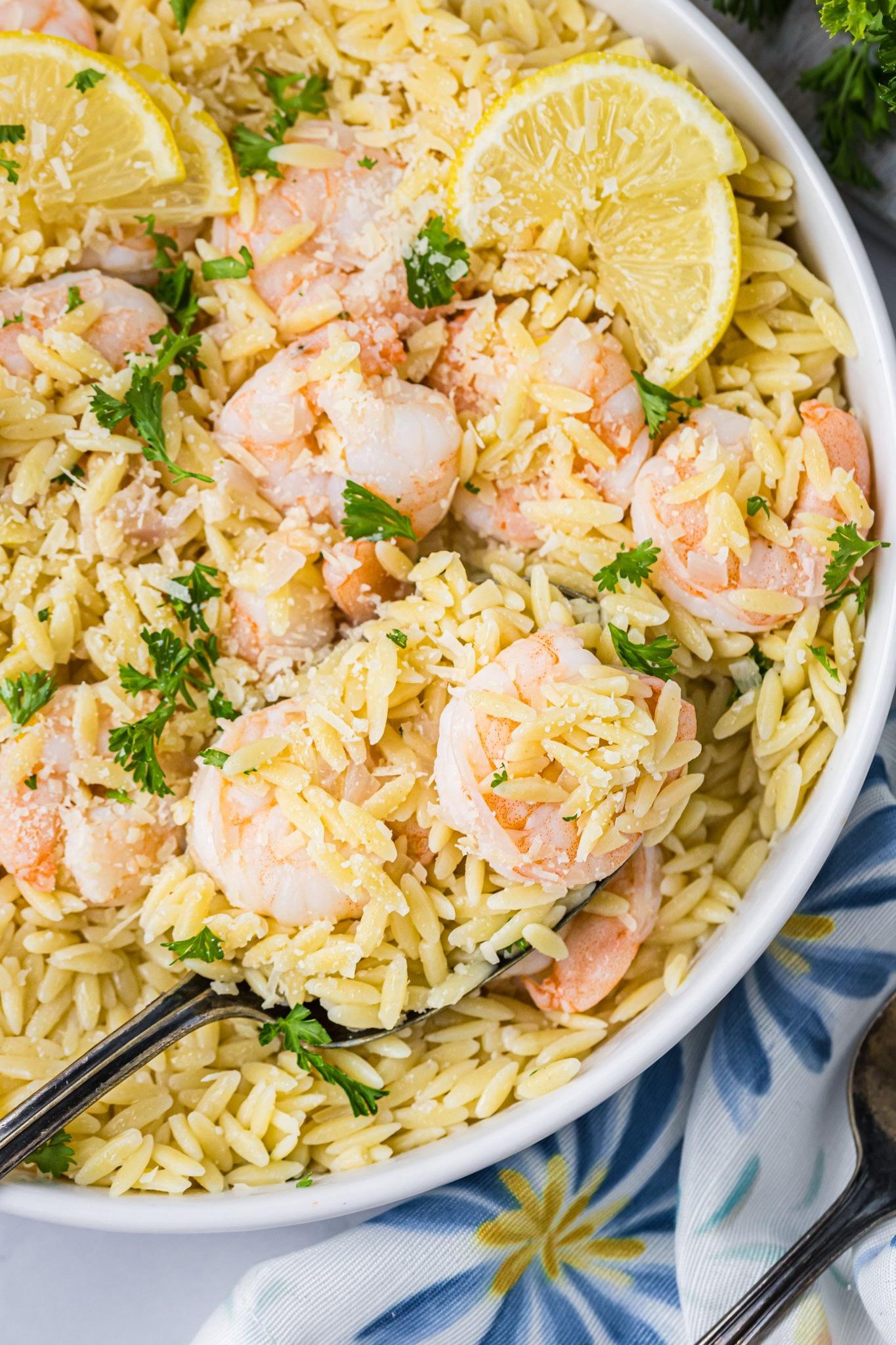 Λεμονάτες Γαρίδες και Κριθαράκι 10 Lemon Shrimp and Orzo in a white bowl