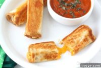 Cozy Grilled Cheese Roll-Ups with Tomato Soup Dip