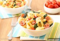 Vibrant Tomato & Creamy Goat Cheese Pasta with Spinach