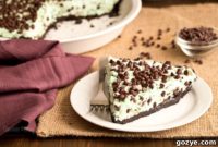 Refreshing No-Bake Mint Chocolate Chip Pie