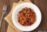 Vibrant Beet and Spinach Farro Risotto with Tangy Goat Cheese