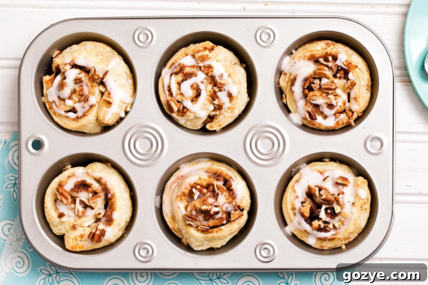 Cinnamon rolls with puff pastry in muffin pan